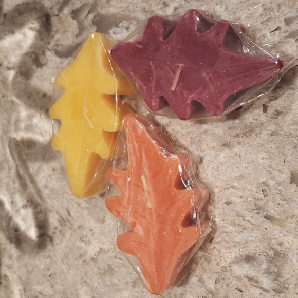 Glass Flower Shaped Bowl with floating candles. - Picture 5 of 5